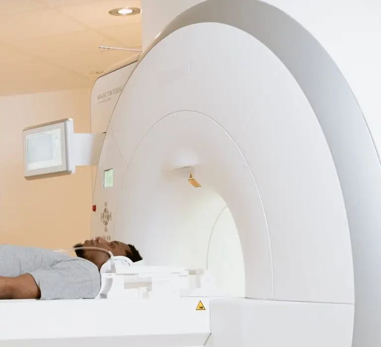 מכשיר הדמיה רפואית (CT/MRI) המשמש לאבחון וזיהוי דימום מוחי.