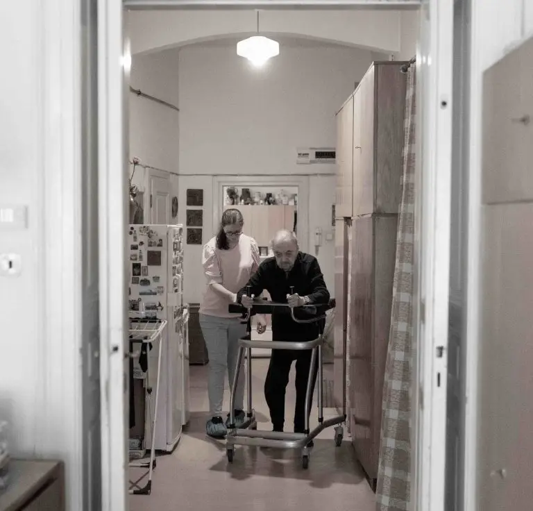 מטופל בשיקום מוטורי והליכון בעקבות נזק נוירולוגי מדימום מוחי.