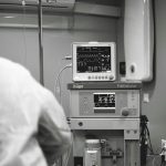 תביעות פיצויים ובית המשפט מבדיל בין שני מצבים: נזק שהוחמר בניתוח מתוכנן, לבין נזק שנגרם בניתוח דחוף (חירום). מה ההבדל בין סיבוך לרשלנות, מה כוחו של טופס ההסכמה, מה הרופא צריך להסביר לפני, ומה אם המנתח מיהר לנתח, כלומר לא הייתה בכלל אינדיקציה לניתוח. 